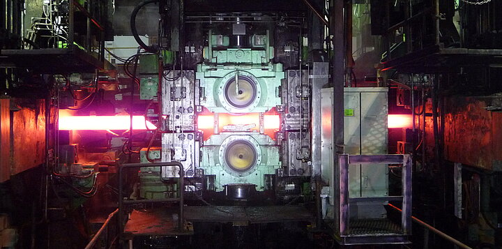 SMSgroup Image Erfolgreiche Produktion des ersten Profils auf dem modernisierten Tandem-Reversierwalzwerk bei Hyundai Steel.