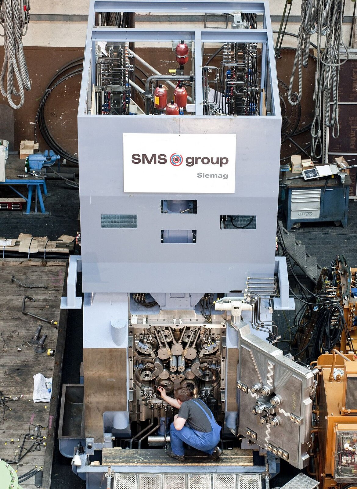 Preassembled mill stand of a 20-high mill in MonoBlock design Preassembled mill stand of a 20-high mill in MonoBlock design