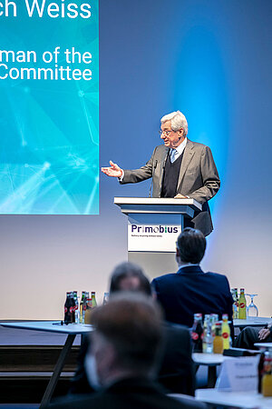 Heinrich Weiss opens the event with a personal address
